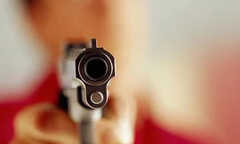 Rút súng cảnh cáo hàng xóm vì 'thả bom sinh học'