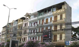 Mỗi ngày phát sinh bốn nhà siêu mỏng, méo