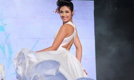 Ngọc Hân tung váy điệu nghệ khi diễn catwalk