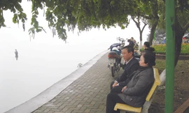 Bà Viên cùng chồng ngồi ở nơi năm xưa, vợ chồng bà thường vớt tôm tép dưới các tán lá sen Hồ Tây