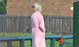 Không được mặc đồ ngủ đi đón con