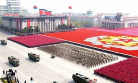 Tên lửa Triều Tiên trong một cuộc diễu hành ở quảng trường Kim Nhật Thành, Bình Nhưỡng