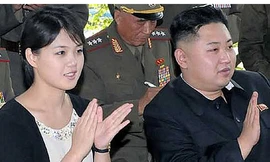 Tân lãnh đạo Kim Jong Un cùng phu nhân Ri Sol Ju đến thăm một đơn vị quân đội vào tháng 8