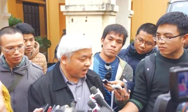 Phó chủ tịch VPF Nguyễn Đức Kiên trong vòng vây báo chí sau cuộc làm việc với lãnh đạo Tổng cục TDTT Ảnh: NP