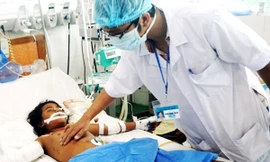 Bé Thô đang được điều trị Ảnh: Nguyễn Huy