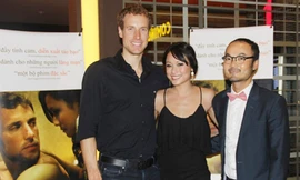 Jogn Ruby (trái) cùng bạn diễn Porter Lynn và đạo diễn Nguyễn Đức Minh tại Hà Nội