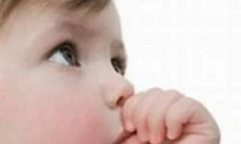 Hạn chế thói quen trẻ hay mút tay