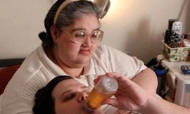 31 tuổi vẫn thích chơi búp bê, ngậm ti giả