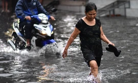 Các tuyến đường TPHCM thành 'sông' sau mưa lớn