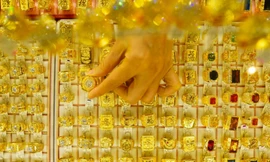 Giá vàng thế giới vật lộn trước bất ổn thuế quan 