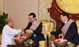 Chủ tịch nước Võ Văn Thưởng dự Lễ buộc chỉ cổ tay cầu may tại CHDCND Lào