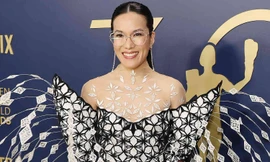 Diễn viên gốc Việt mặc cồng kềnh, đi sự kiện bằng xe tải