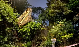 Cần trục trên sà lan cuốn sập nhà dân khi thi công kè sông Đồng Nai