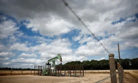 Giá dầu tăng chóng mặt, vàng áp sát mức kỷ lục