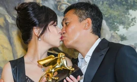 Lương Triều Vỹ hôn Lưu Gia Linh hút 33 triệu người xem