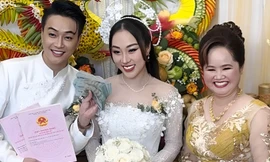Ca sĩ TiTi (nhóm HKT) được mẹ vợ trao hai sổ đỏ, vài trăm triệu đồng tiền mặt trong đám hỏi ở Cần Thơ