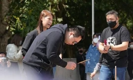 Showbiz 28/2: Chồng người mẫu Thái Thiên Phượng thắp hương tiễn đưa vợ