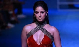 Hoa hậu Hoàn vũ bị chê là thảm họa chỉ vì mặc váy dạ hội mang giày sneaker