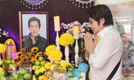 YouTuber vẫn tụ tập trước nhà nghệ sĩ Vũ Linh