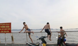 Thót tim cảnh người dân 'vượt biển cấm' trèo rào xuống tắm vịnh Hạ Long