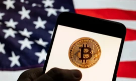 Giá vàng giảm, bitcoin phi mã vượt mốc 81.000 USD