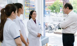 Sở Y tế TPHCM tuyên dương bác sĩ cấp cứu thành công người phụ nữ sốc phản vệ tại nhà thuốc