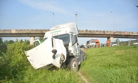 Xe đầu kéo nổ lốp, tông sập hàng rào cao tốc rồi lao xuống vệ đường