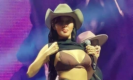 Nữ ca sĩ bị chửi vì diễn gợi dục ở trường đại học: 'Tôi òa khóc trong bãi xe'