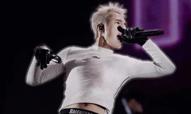 Sơn Tùng M-TP gây bàn tán với áo bó sát, khoe cạp nội y