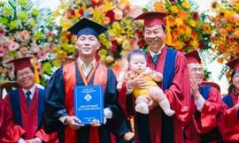 Chuyện xúc động sau video tân bác sĩ TPHCM bế con trai nhận bằng tốt nghiệp