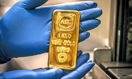 Giá vàng thế giới giảm mạnh, đồng USD vọt tăng