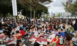 50.000 khán giả đội mưa, trải bạt chờ 3 tiếng để nhìn mặt Taylor Swift