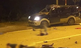 3 người đàn ông văng ra khỏi xe ôtô trong vụ tai nạn kinh hoàng