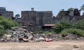 Núi rác chất cao hơn 1 tầng nhà trên con đường trăm tỉ tại Hà Nội