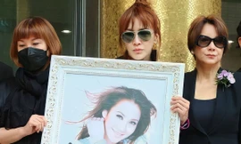 1.000 fan đến viếng, chị gái gào khóc trách em rể hại chết ca sĩ Coco Lee