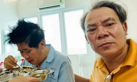 Hình ảnh Phước Sang tại bệnh viện sau cơn đột quỵ