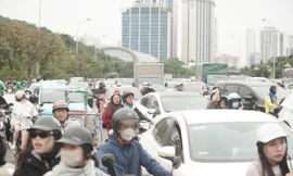 Hàng nghìn người đổ về sân vận động Mỹ Đình, giao thông ùn tắc