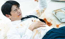 Tài tử từng sang Việt Nam bị mắng ngoài chợ vì vai diễn phản bội Park Min Young