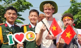 Khách Tây đội nón tai bèo, quấn khăn rằn hòa cùng không khí hào hùng 30/4