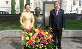 Chủ tịch Quốc hội dâng hoa tại Tượng đài Chủ tịch Hồ Chí Minh ở Singapore