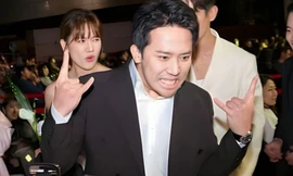 Biểu cảm gây chú ý của Trấn Thành khi nhận giải ở Liên hoan phim Hàn Quốc