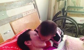 Cậu bé 2 tuổi người Trung Quốc hàng ngày nhá cơm mớm cho mẹ bị liệt