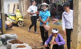 Cụ bà 100 tuổi vẫn 'ùng ục' rít thuốc lào