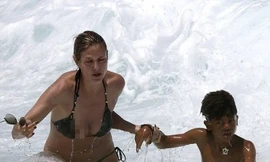 Heidi Klum ‘lộ hàng’ vì cứu con giữa biển