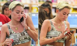 Miley Cyrus dán Đô la khắp người vào siêu thị
