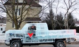 Ô tô làm bằng băng chạy băng băng