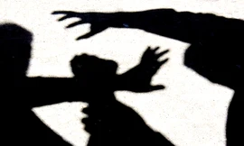 Bốn bé bị mẹ tâm thần giam cầm, dọa giết