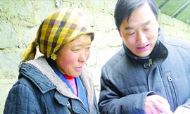 Ông Lin Tao (phải) nói chuyện với nông dân Tây Tạng Yu Zhen tại nhà kính trồng rau của bà Ảnh: Liang Chen