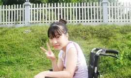 Cảm phục cô gái viết sách trên xe lăn