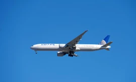 Hơn 200 khách bay mắc kẹt ở đảo băng giá suốt 48 giờ